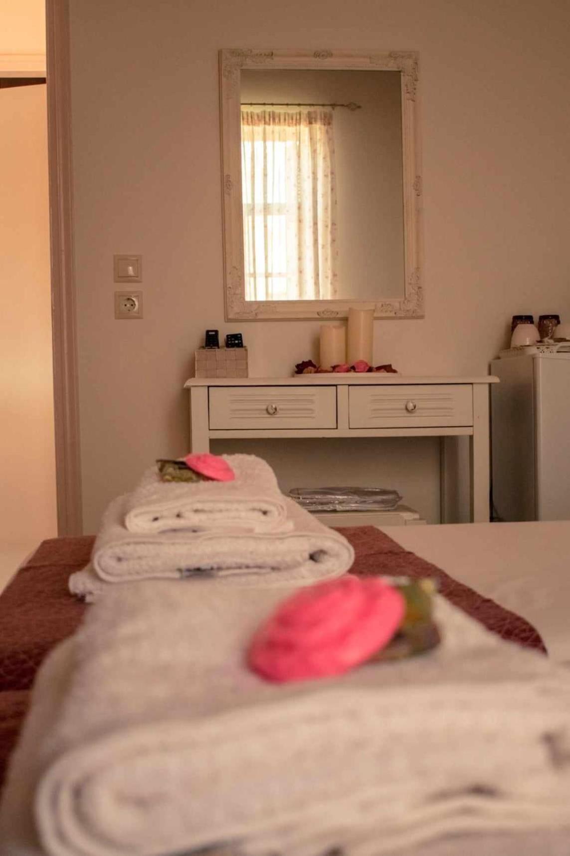 Kleanthe Hotel Chalki Town Ngoại thất bức ảnh